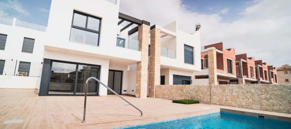 Villa de 4 dormitorios en Punta Prima, Spain No. 288258 2