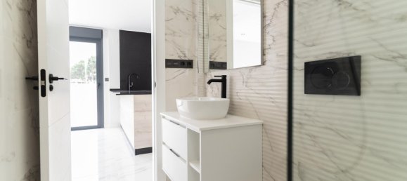 Villa de 4 dormitorios en Punta Prima, Spain No. 288258 18