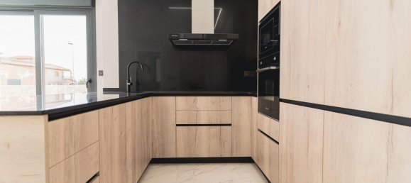 Villa de 4 dormitorios en Punta Prima, Spain No. 288258 19