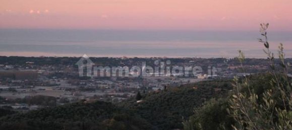 3 Schlafzimmer Villa in Camaiore, Italy, Nr. 73371 2