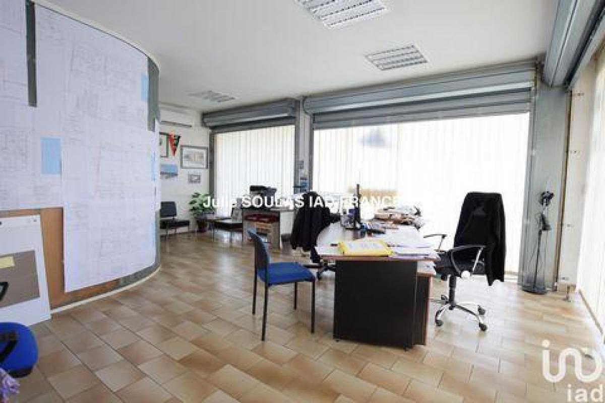 127m² Factory in Hyeres, France No. 18609