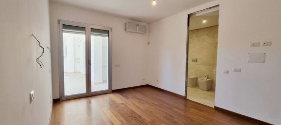 5 rooms Apartment in Caserta, Italy No. 54980 10