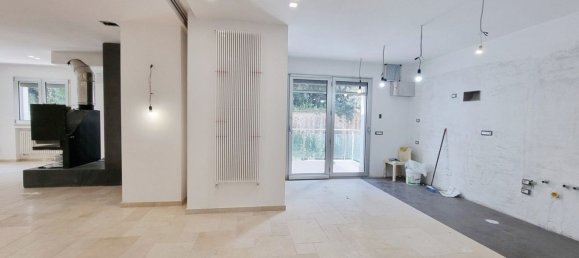 5 rooms Apartment in Caserta, Italy No. 54980 7