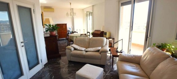 3-salle Appartement à Livorno, Italy No. 223707 4