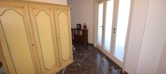 3-salle Appartement à Livorno, Italy No. 223707 18