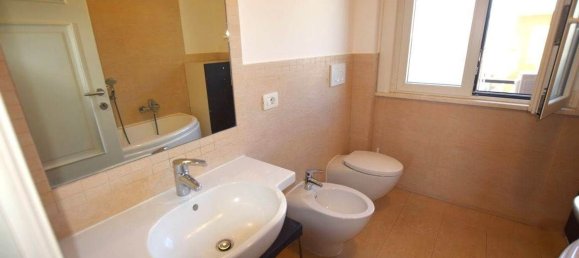 3-salle Appartement à Livorno, Italy No. 223707 14