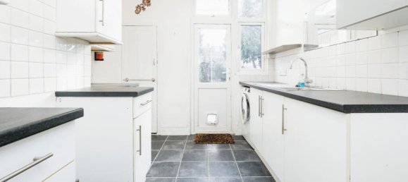 3 bedrooms Commercial property in East Ham, United Kingdom No. 11384 3