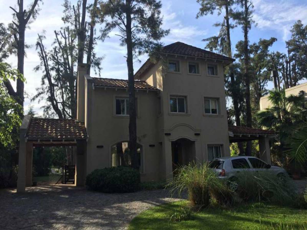 3 bedrooms House in Berazategui, Argentina No. 8477