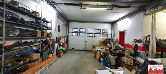 3-salle Entrepôt à Como, Italy No. 150779 2