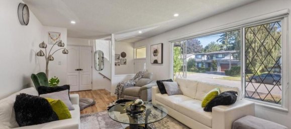 5 bedrooms House in British Columbia, Canada No. 1319 5