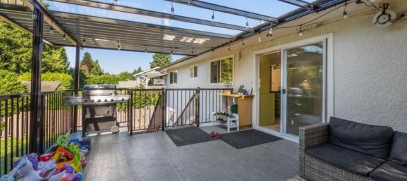 5 bedrooms House in British Columbia, Canada No. 1319 10