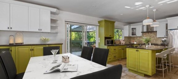 5 bedrooms House in British Columbia, Canada No. 1319 7