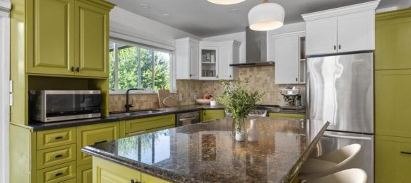 5 bedrooms House in British Columbia, Canada No. 1319 11