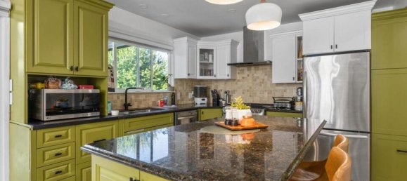 5 bedrooms House in British Columbia, Canada No. 1319 12