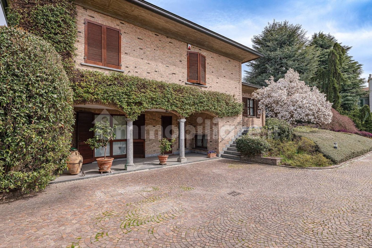 3 bedrooms Villa in Brivio, Italy No. 337526