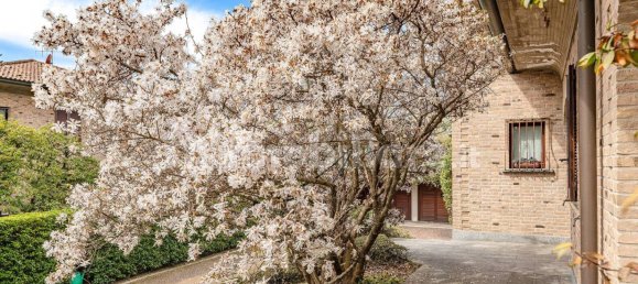 3 bedrooms Villa in Brivio, Italy No. 337526 4