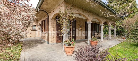 3 bedrooms Villa in Brivio, Italy No. 337526 5
