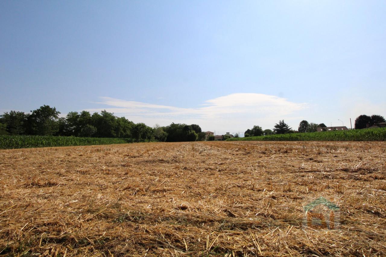 Terreno en Udine, Italy 2040 m² No. 23617