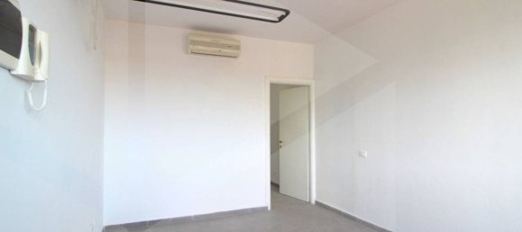 30m² Office in Bientina, Italy No. 27964 4