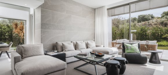 5 bedrooms Villa in Estepona, Spain No. 3068 3