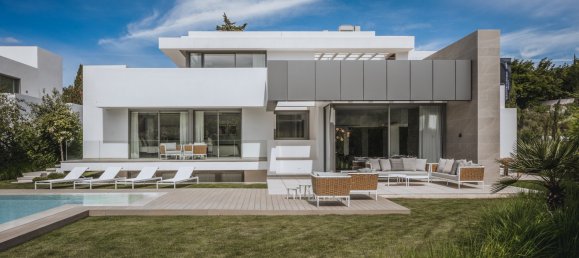 5 bedrooms Villa in Estepona, Spain No. 3068 2