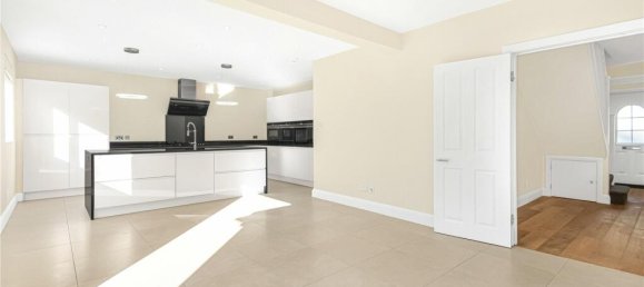 4 bedrooms House in Barnet, United Kingdom No. 6457 8