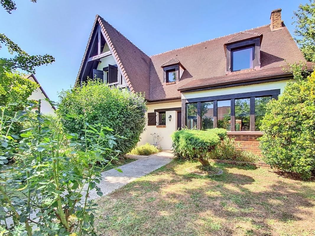 Casa de 5 dormitorios en Villecresnes, France No. 294975