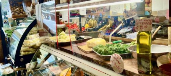 2 rooms Commercial property in Florence, Italy No. 39649 2