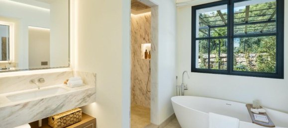 6 bedrooms Villa in Marbella, Spain No. 46856 9