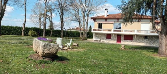 5 bedrooms House in Aiguillon, France No. 100230 2