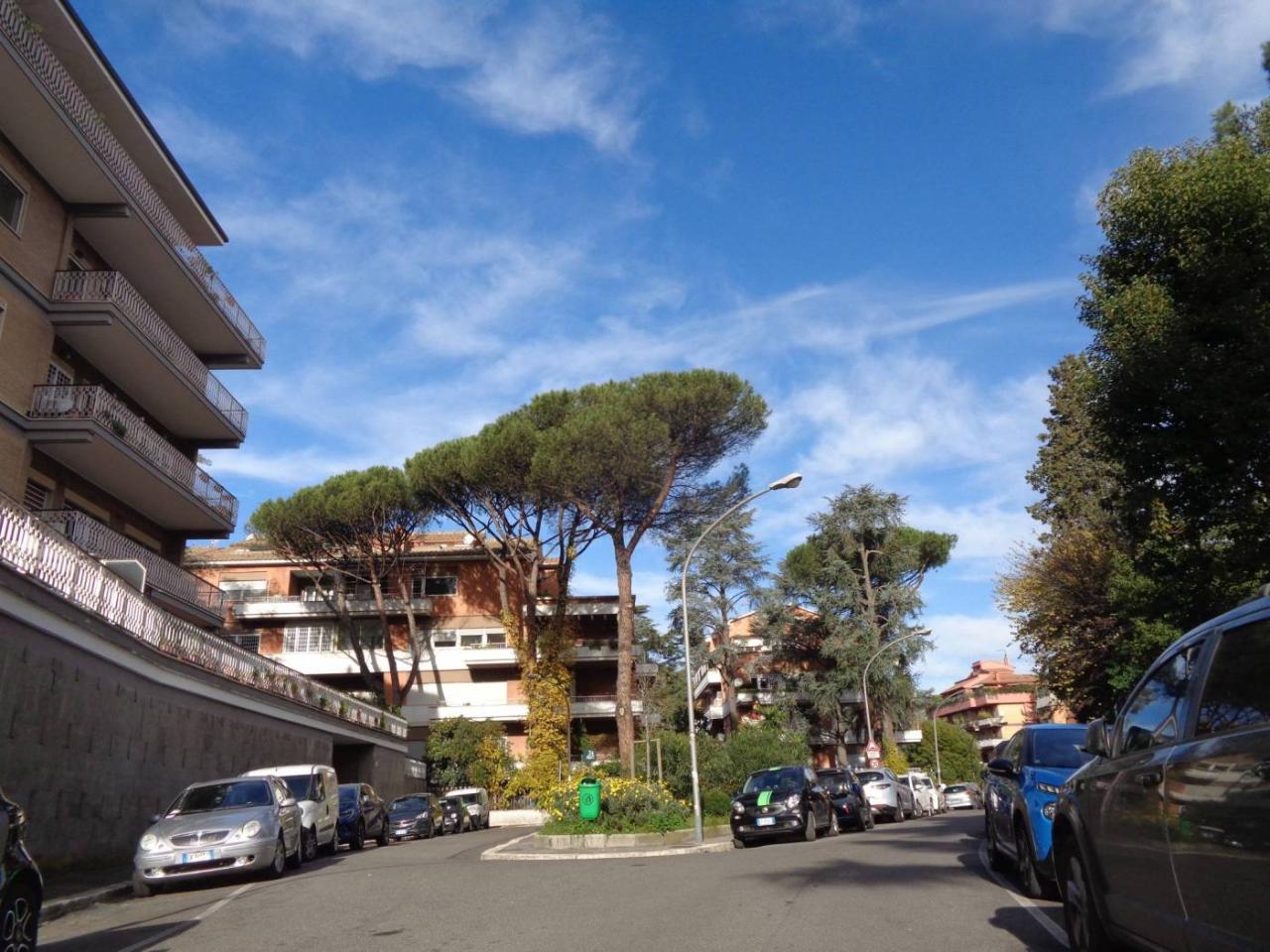 6 rooms Apartment in Rome, Italy No. 26041