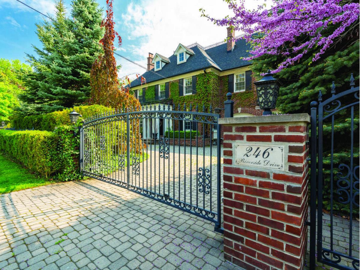 6 bedrooms House in Toronto, Canada No. 819