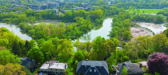 6 bedrooms House in Toronto, Canada No. 819 3