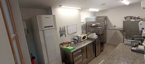 150m² Commercial property in Chinon, France No. 241157 9