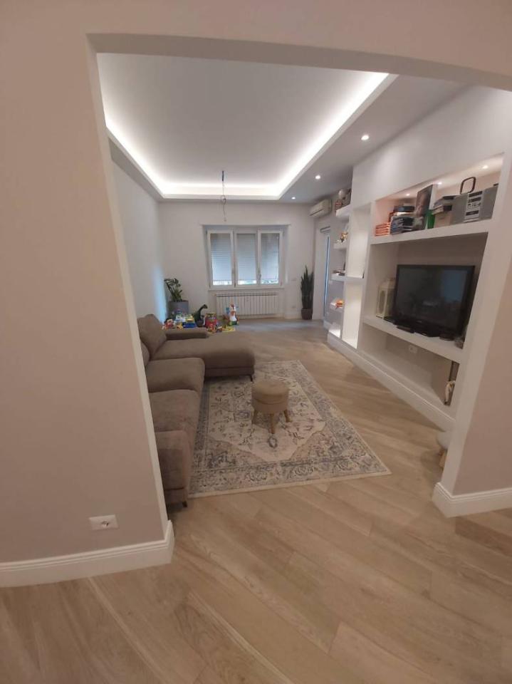 3 rooms Apartment in Rome, Italy No. 35122