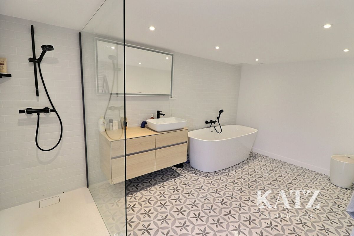 Casa de 6 dormitorios en Vaucresson, France No. 163189