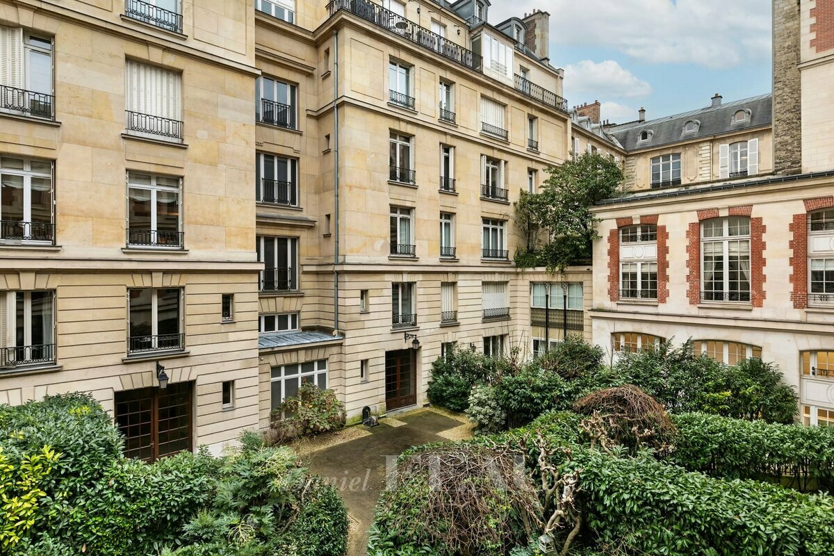 3 bedrooms Apartment in Paris, France No. 150692