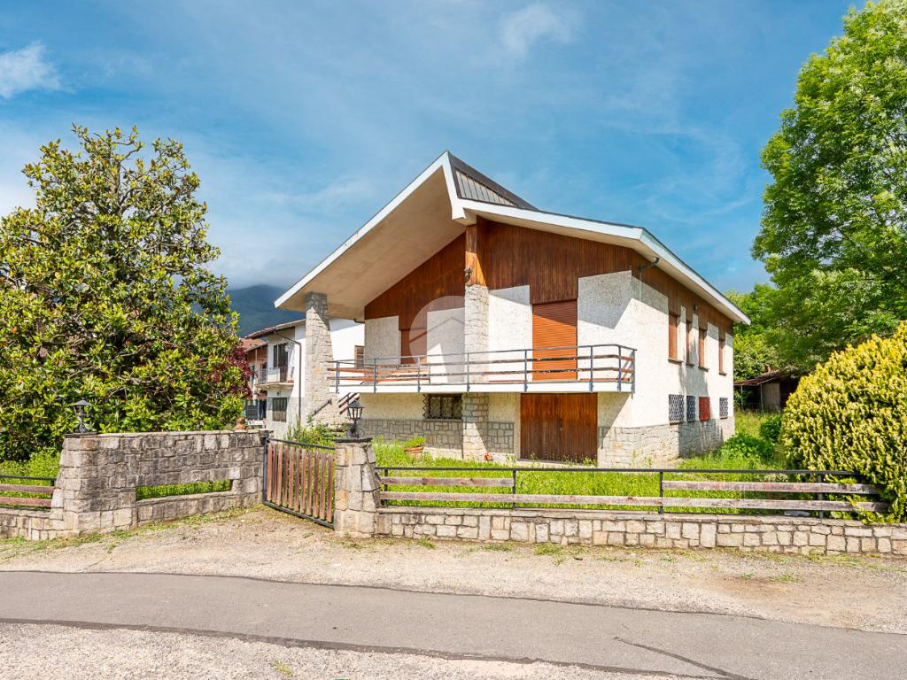 3 bedrooms Villa in Fiano, Italy No. 49755