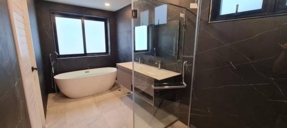 Villa de 4 dormitorios en Bang Lamung, Thailand No. 23615 4