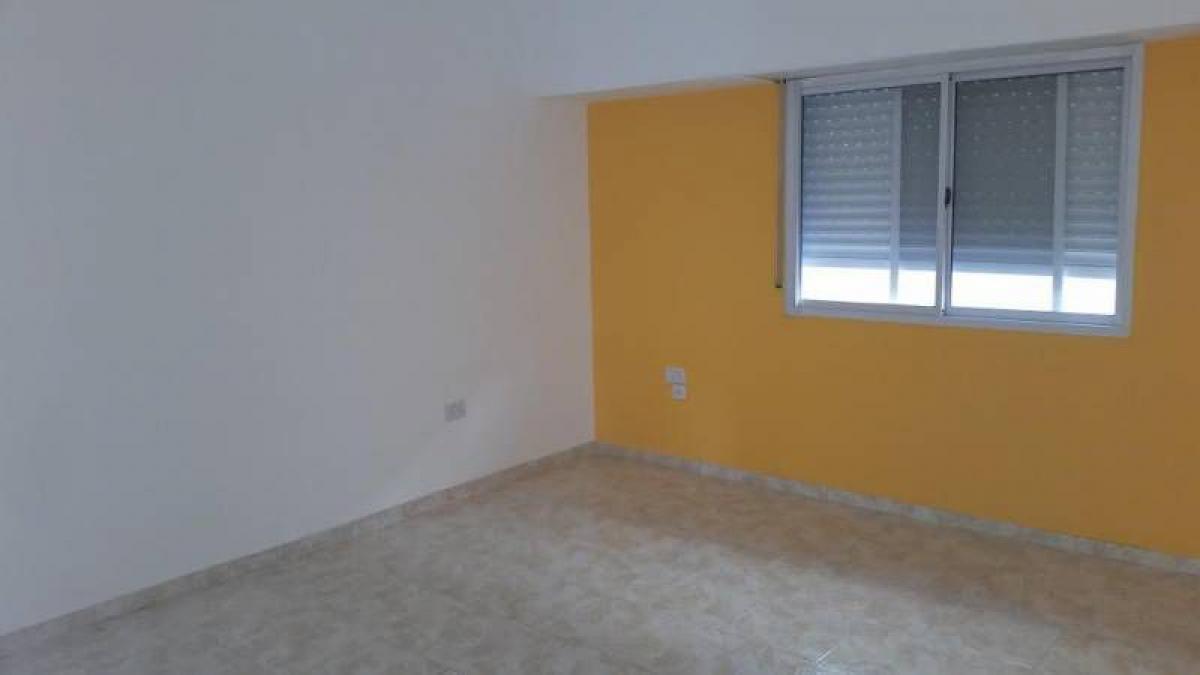 2 bedrooms House in Lanus, Argentina No. 8927