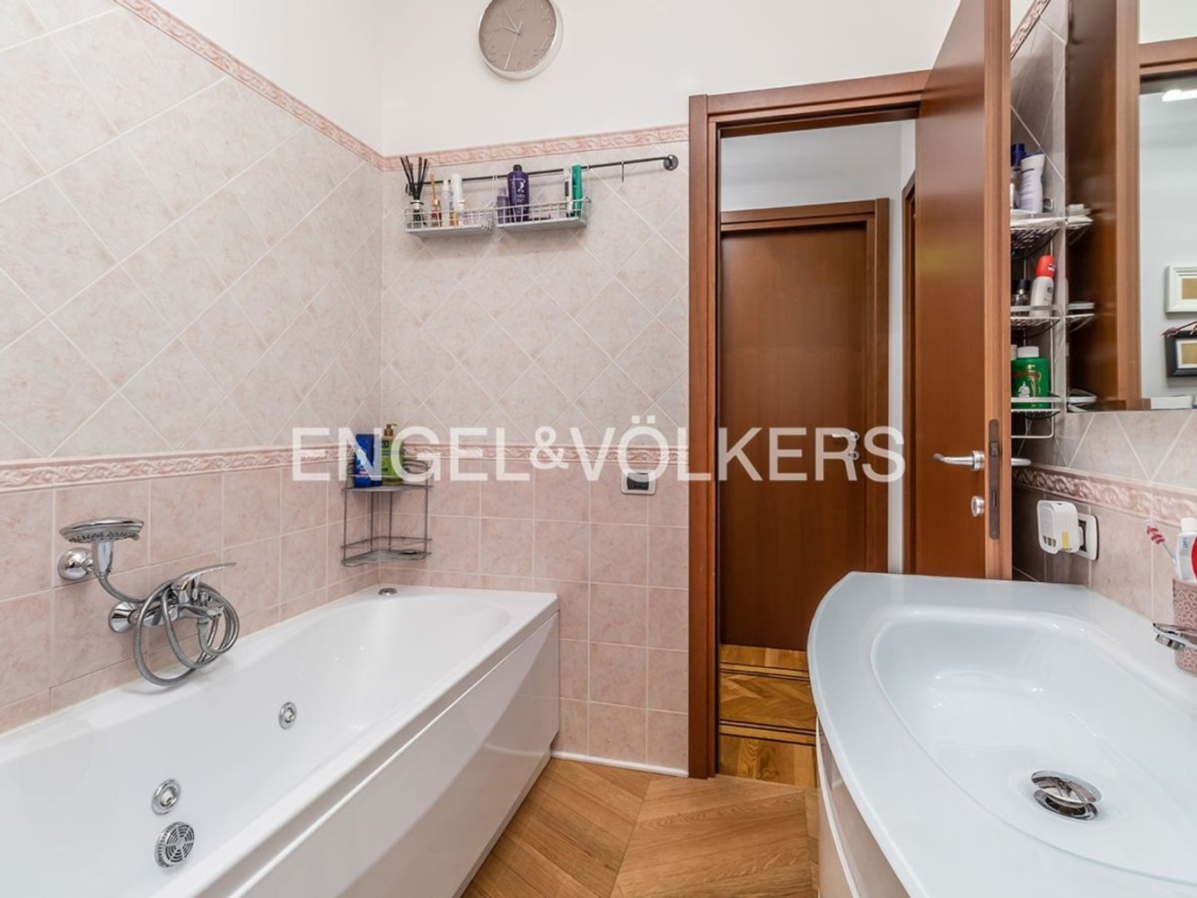 3 rooms Apartment in Rome, Italy No. 127814