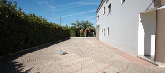 Склад 485м² в Бриндизи, Италия № 369897 3