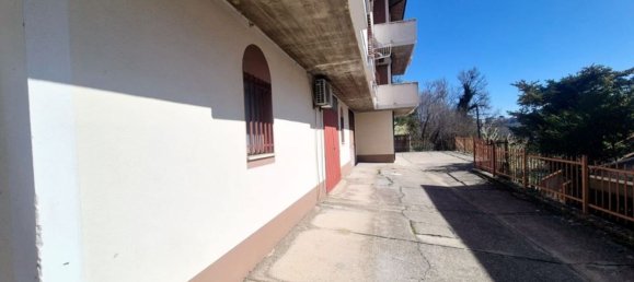 8 rooms Apartment in Penne, Italy No. 35017 4