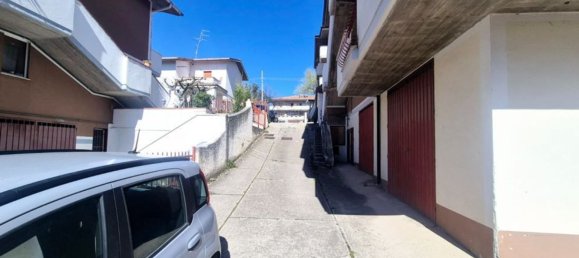 8 rooms Apartment in Penne, Italy No. 35017 3