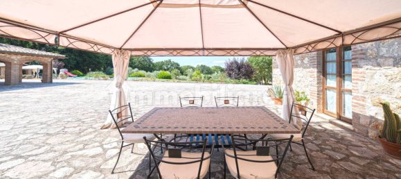 4 bedrooms House in Gualdo Cattaneo, Italy No. 127199 8