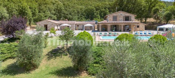 4 bedrooms House in Gualdo Cattaneo, Italy No. 127199 2