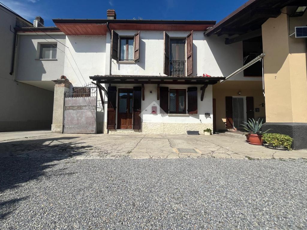 2 bedrooms Apartment in Castelleone, Italy No. 378833
