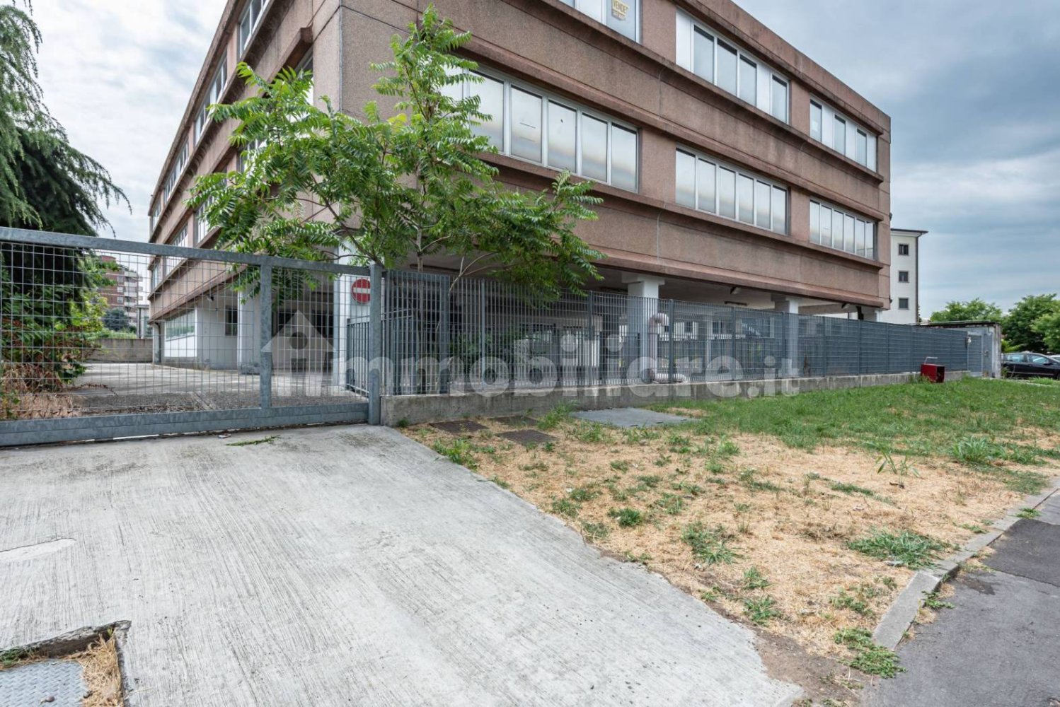 5 rooms Office in Trezzano sul Naviglio, Italy No. 13203