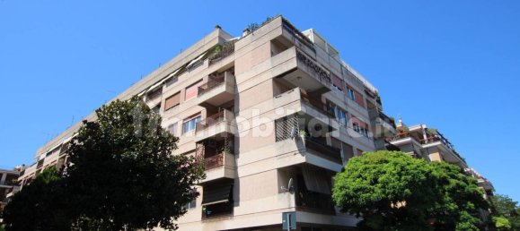 4 bedrooms Apartment in Rome, Italy No. 272624 2