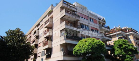 4 bedrooms Apartment in Rome, Italy No. 272624 3